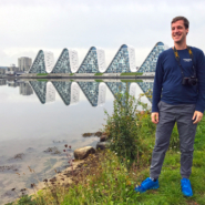 På romantisk fototur med konen tæt ved hendes barndomsby. - Her i Vejle viste hun mig den meget specielle arkitektur; "Bølgen"... På dette billede ser jeg ekstra glad ud, da jeg lige har fået mit nye kamera, Nikon D5600...